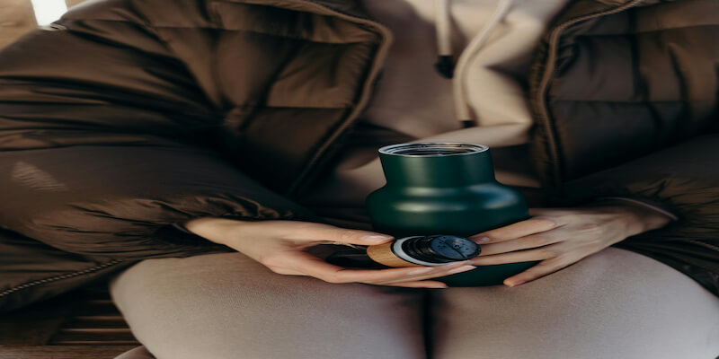 겨울철 전기세 절약을 위해 전기난로 대신 물주머니를 활용하는 여성의 모습