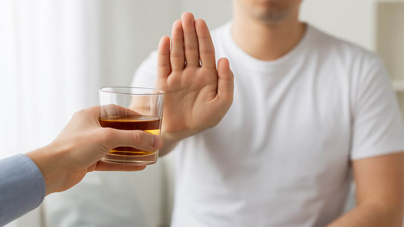 수면 부족 증상을 완화하기 위해 술을 거부하는 남성의 모습